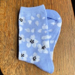 🧦 Cute blue socks with white flowers